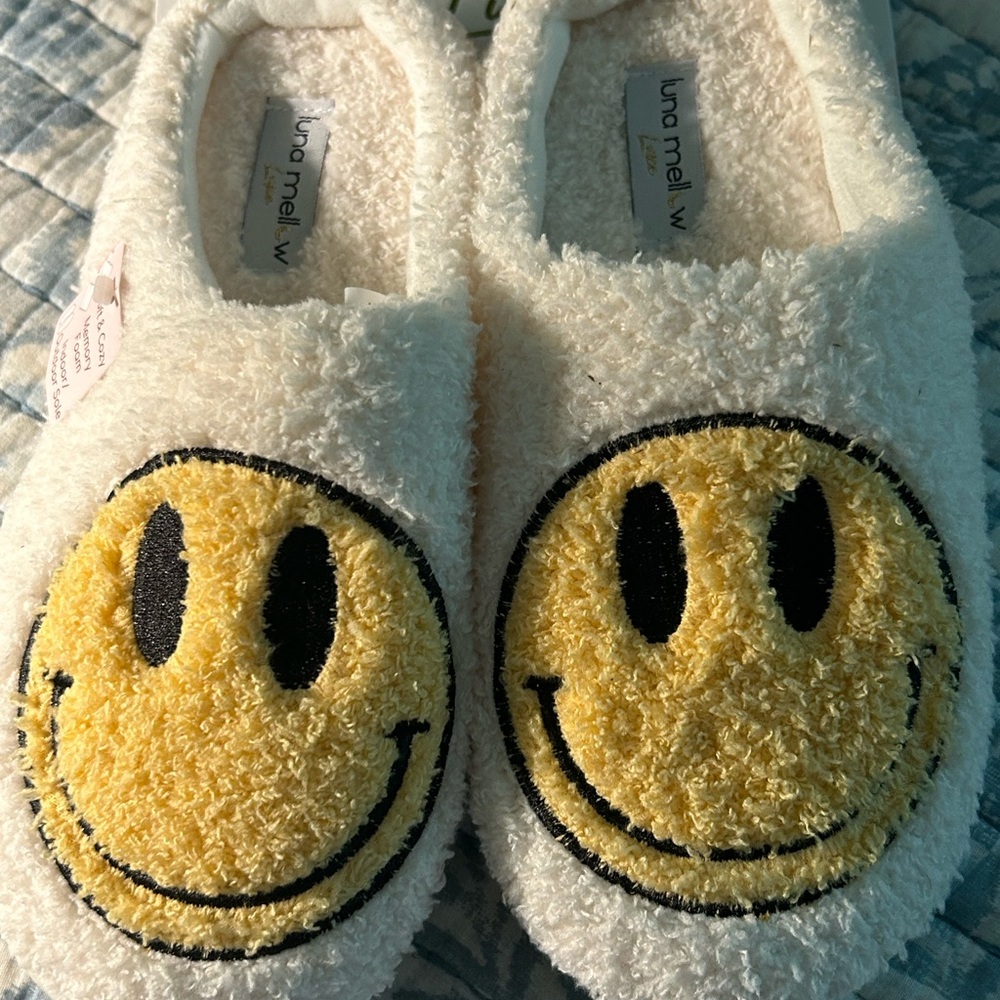Adorable, Luna Mellow Luxe Smiley slippers ❤️ - Picture 3 of 4